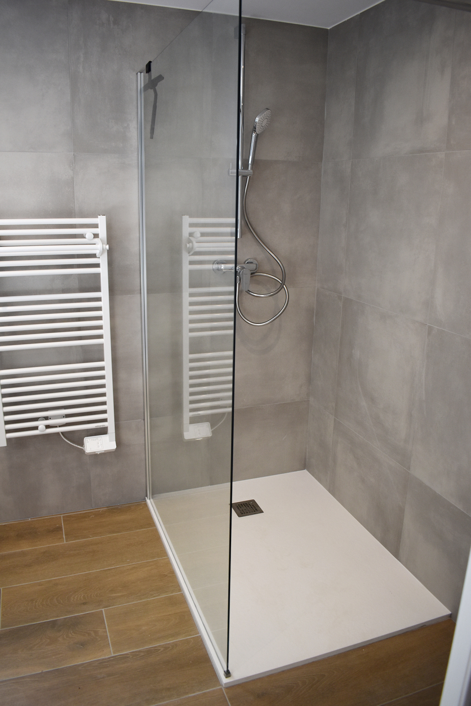Salle de bain moderne avec douche à l’italienne – Appartement Balagne