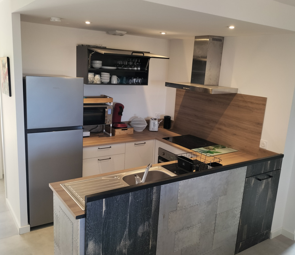Cuisine entièrement équipée appartement Balagne – Four, plaque vitrocéramique, lave-vaisselle