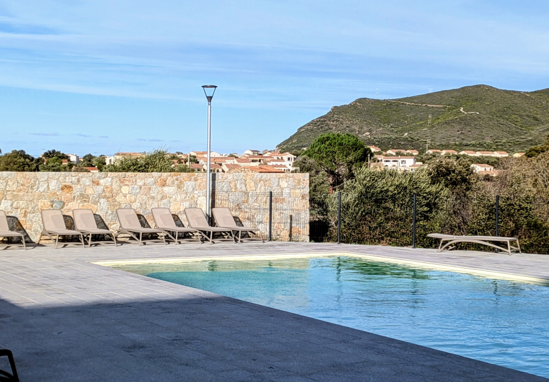 Piscine extérieure de la résidence Fleur de Maquis – Balagne, Corse